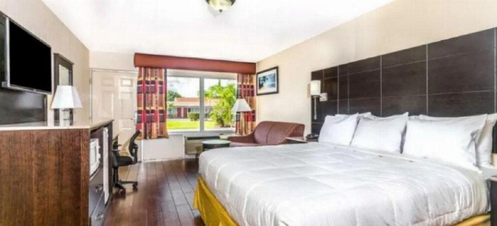 Efficiency Queen Suite with Two Queen Beds and Living room - Non Smoking